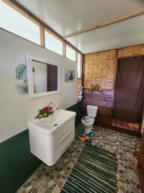 Salle de bain privée du Bungalow Miti
