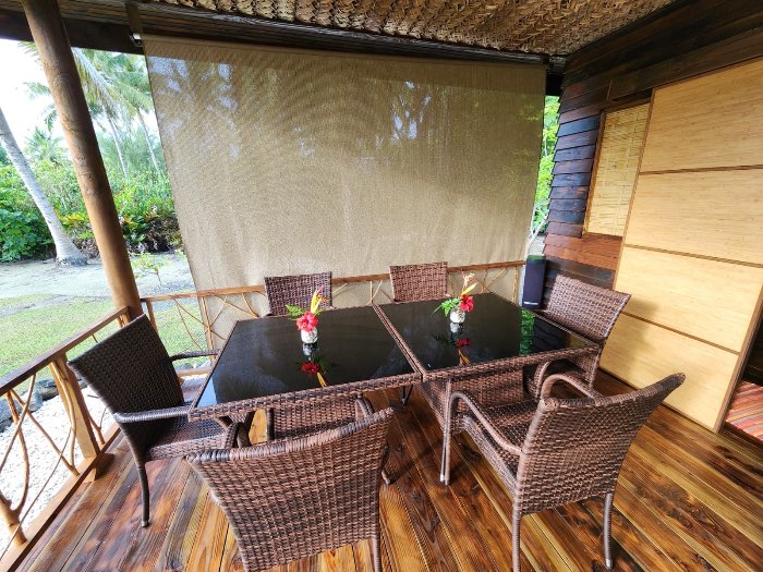 Table de repas sur la terrasse du Bungalow Ohana