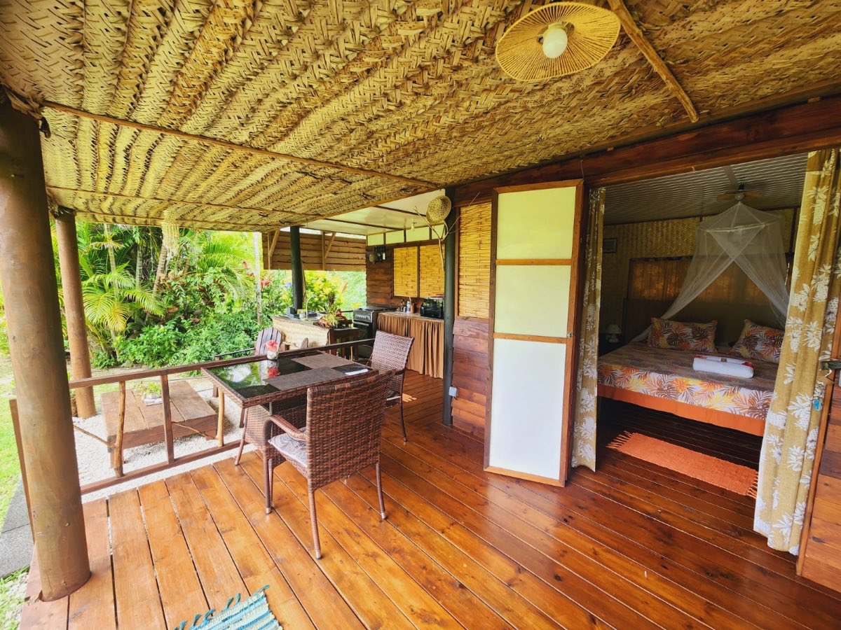 Terrasse du Bungalow Miti ouverte sur le jardin tropical