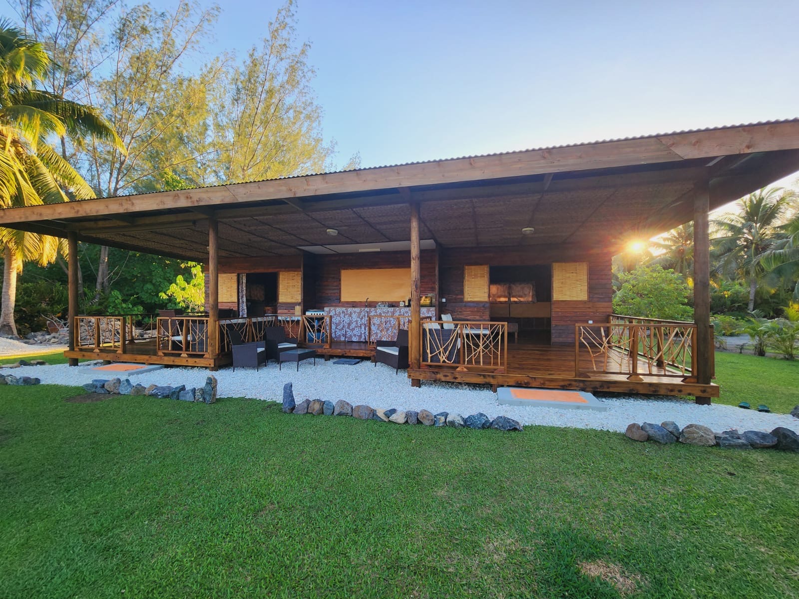 Le Bungalow Ohana et ses deux terrasses au coucher du soleil