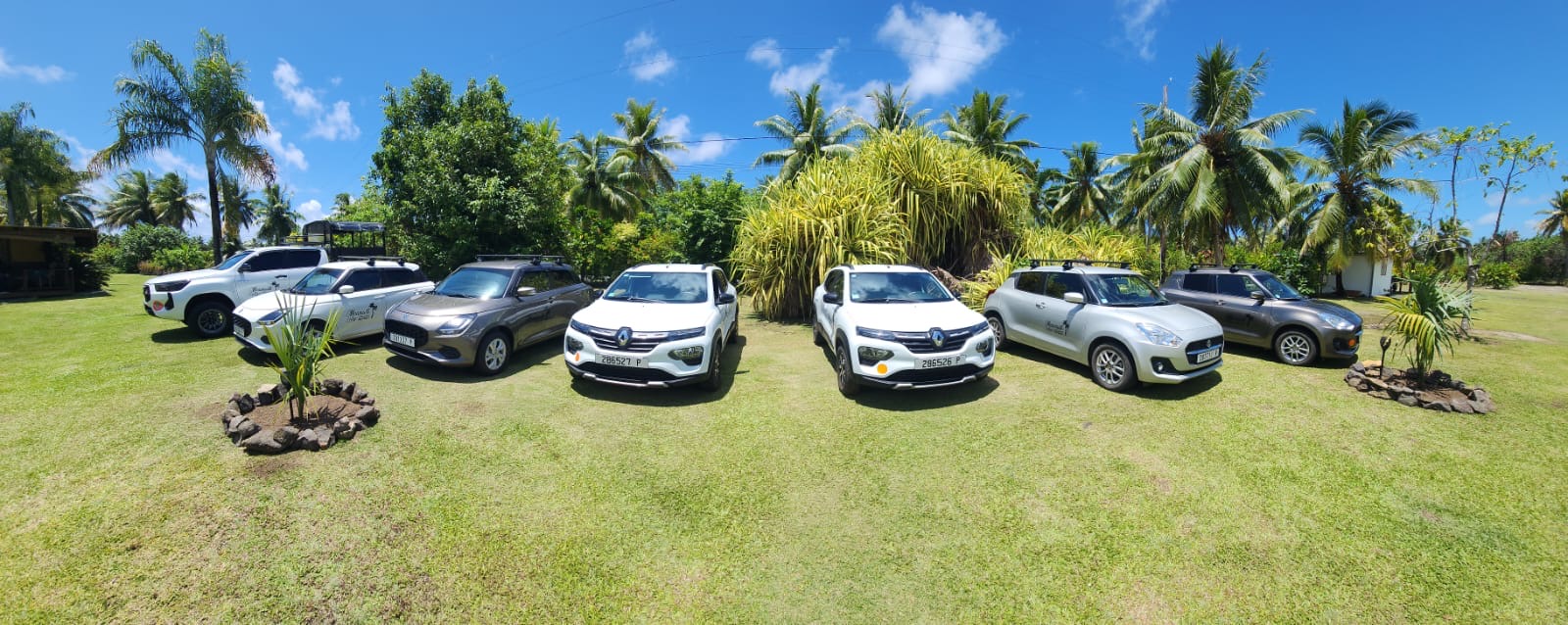 La flotte de voitures et de scooters du Moanaiti Lodge