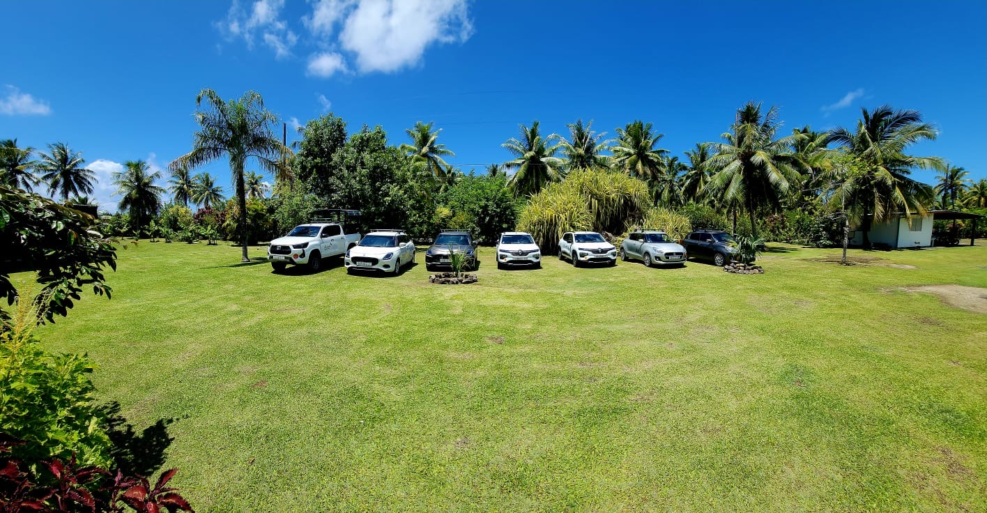 Les voitures de location alignées dans le jardin du lodge